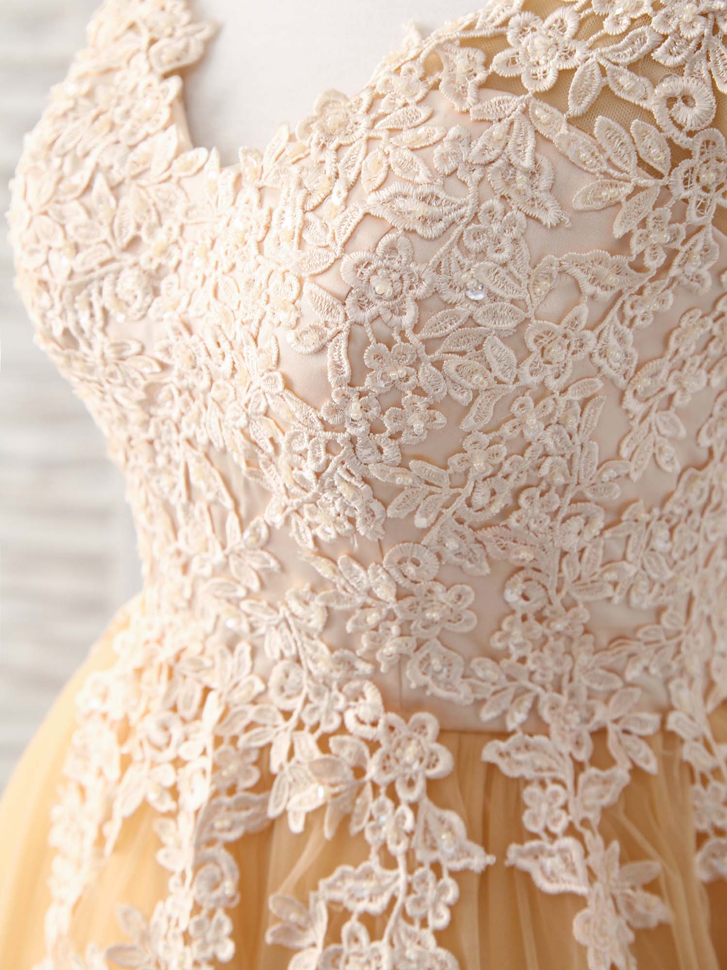 Elegant Champagne V-Neck Tulle Lace Applique Short Prom Dress Bridesmaid Gown