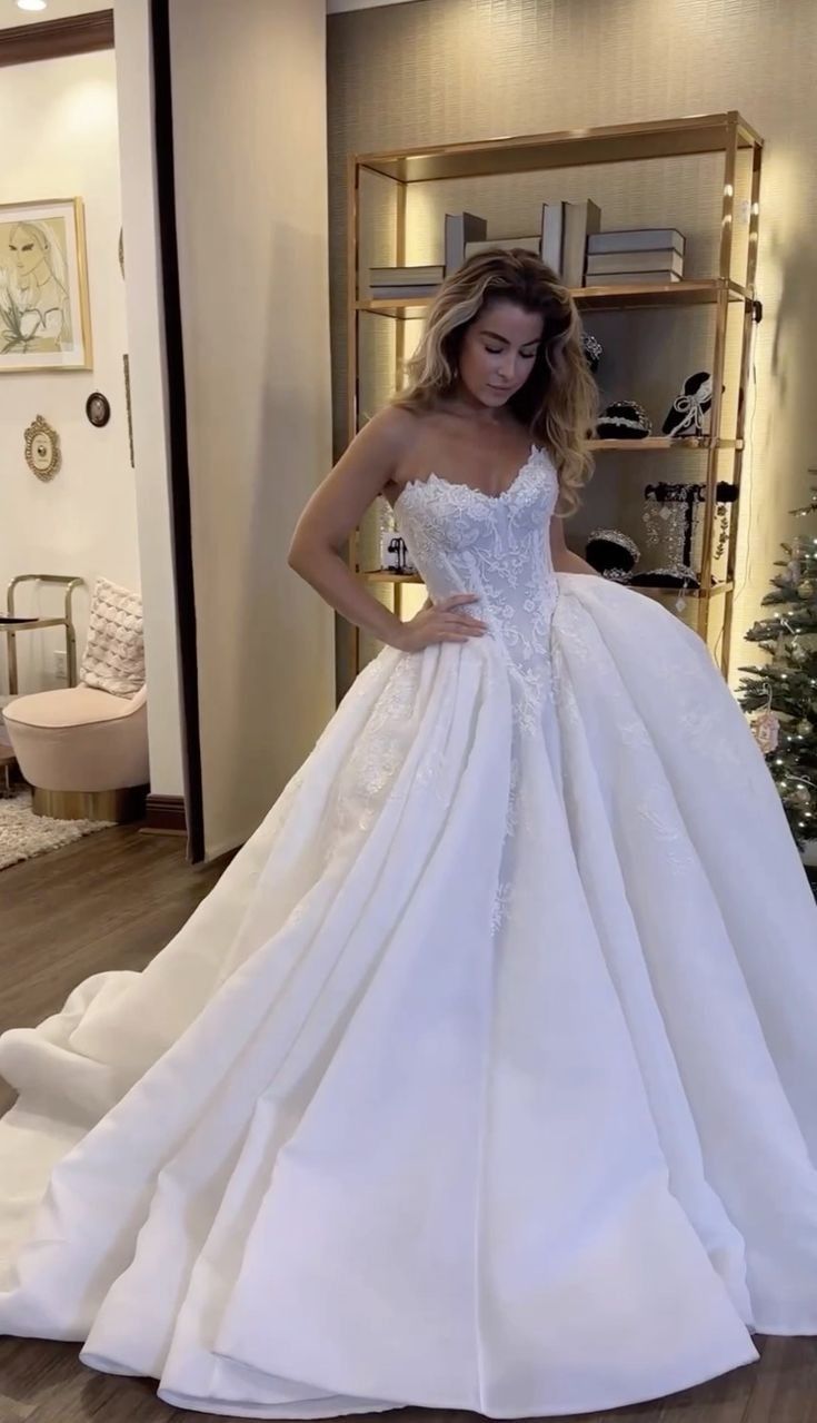 A-Line Wedding Dress Sweetheart Neckline Ivory Lace Bridal Gown FG5992