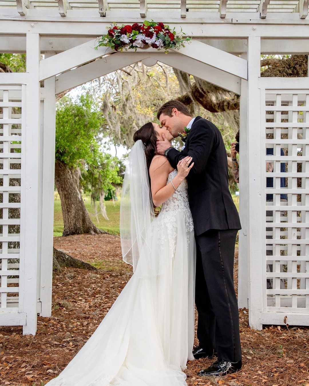 Elegant Sleeveless Bateau Neck A-Line Wedding Dress with Lace Appliques