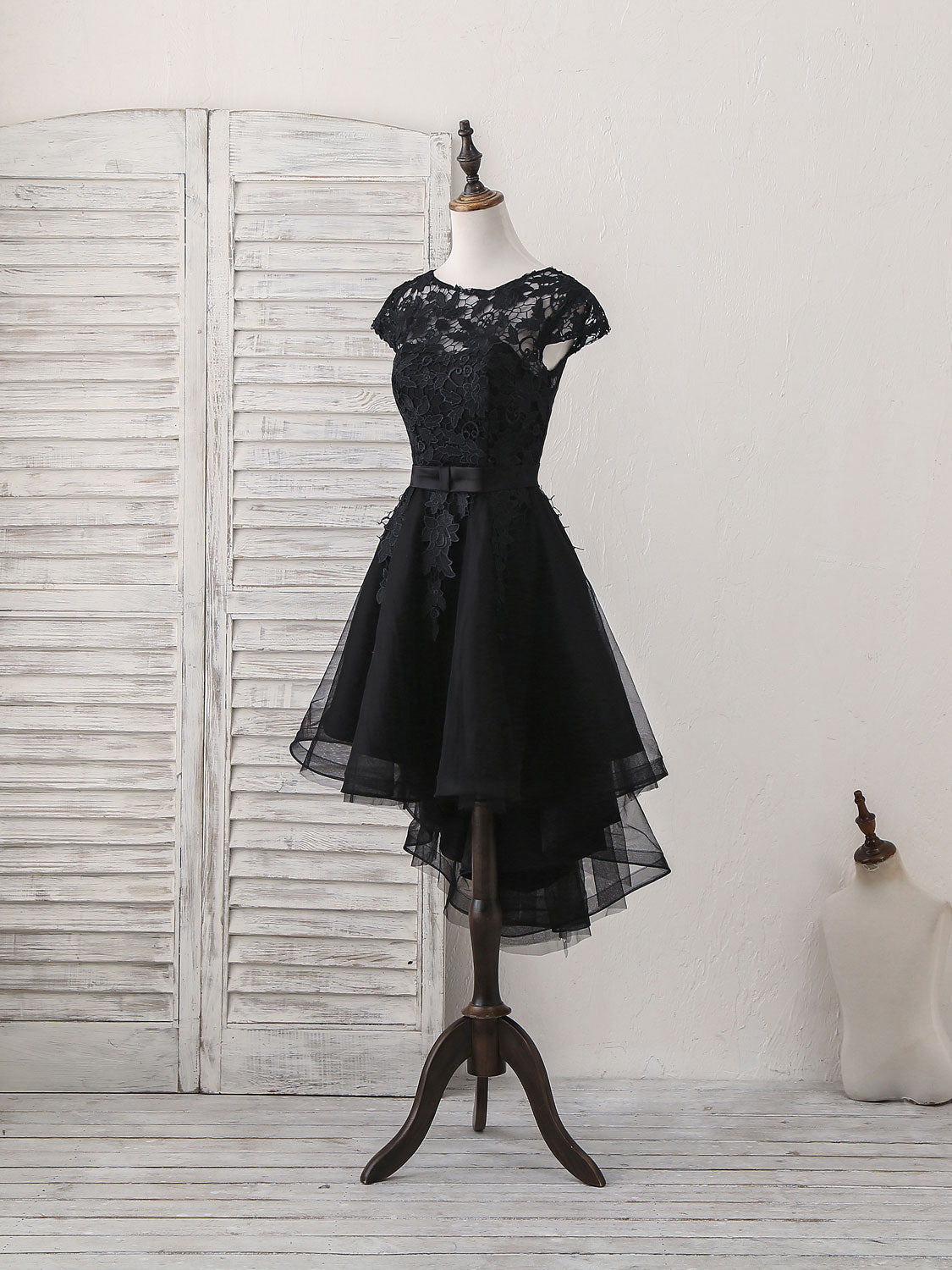 Robe de bal courte noire élégante à col rond et appliques en tulle