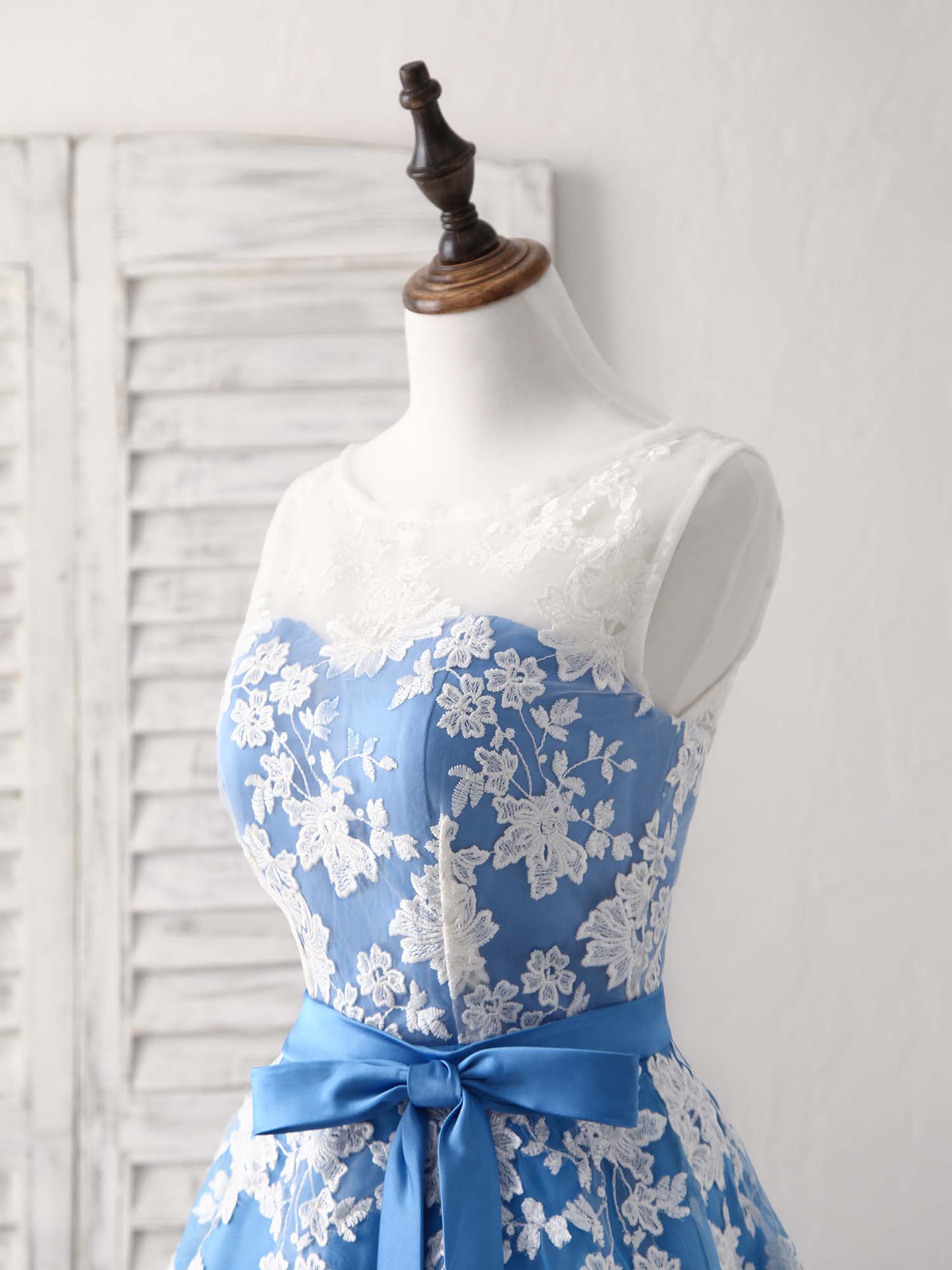 Elegant Blue Round Neck Tulle Lace Applique Tea Length Bridesmaid Prom Dress