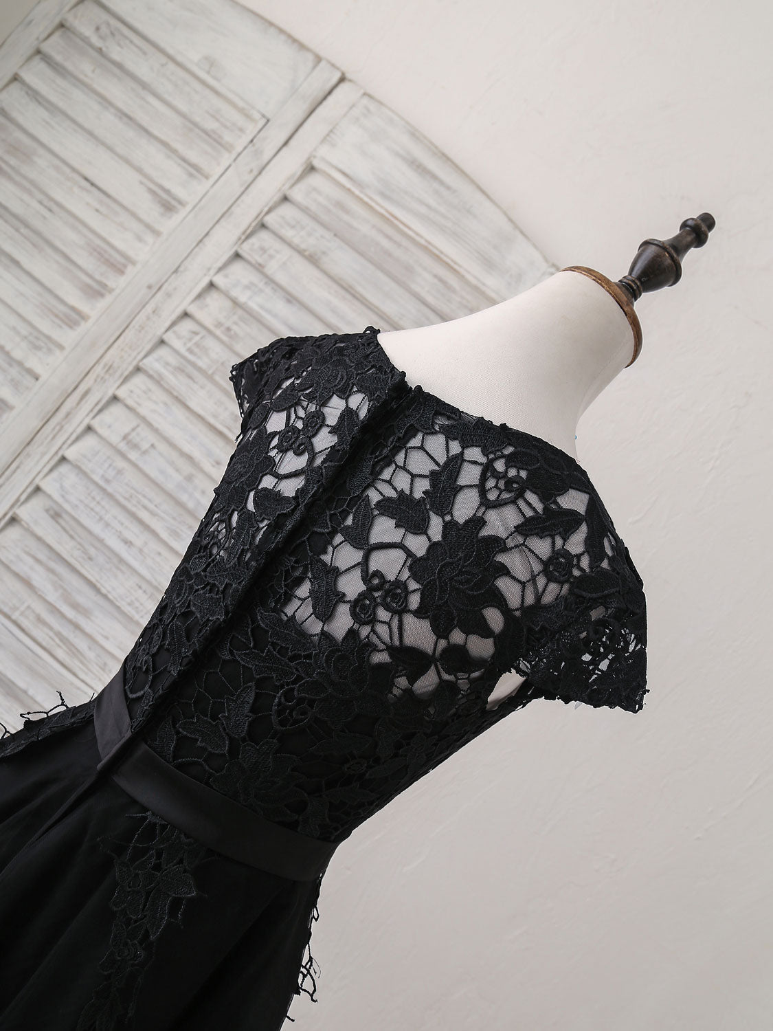 Elegant Black Round Neck Tulle Lace Applique Short Prom Dress Homecoming Style Elegant Black Round Neck Tulle Lace Applique Short Prom Dress Homecoming Style