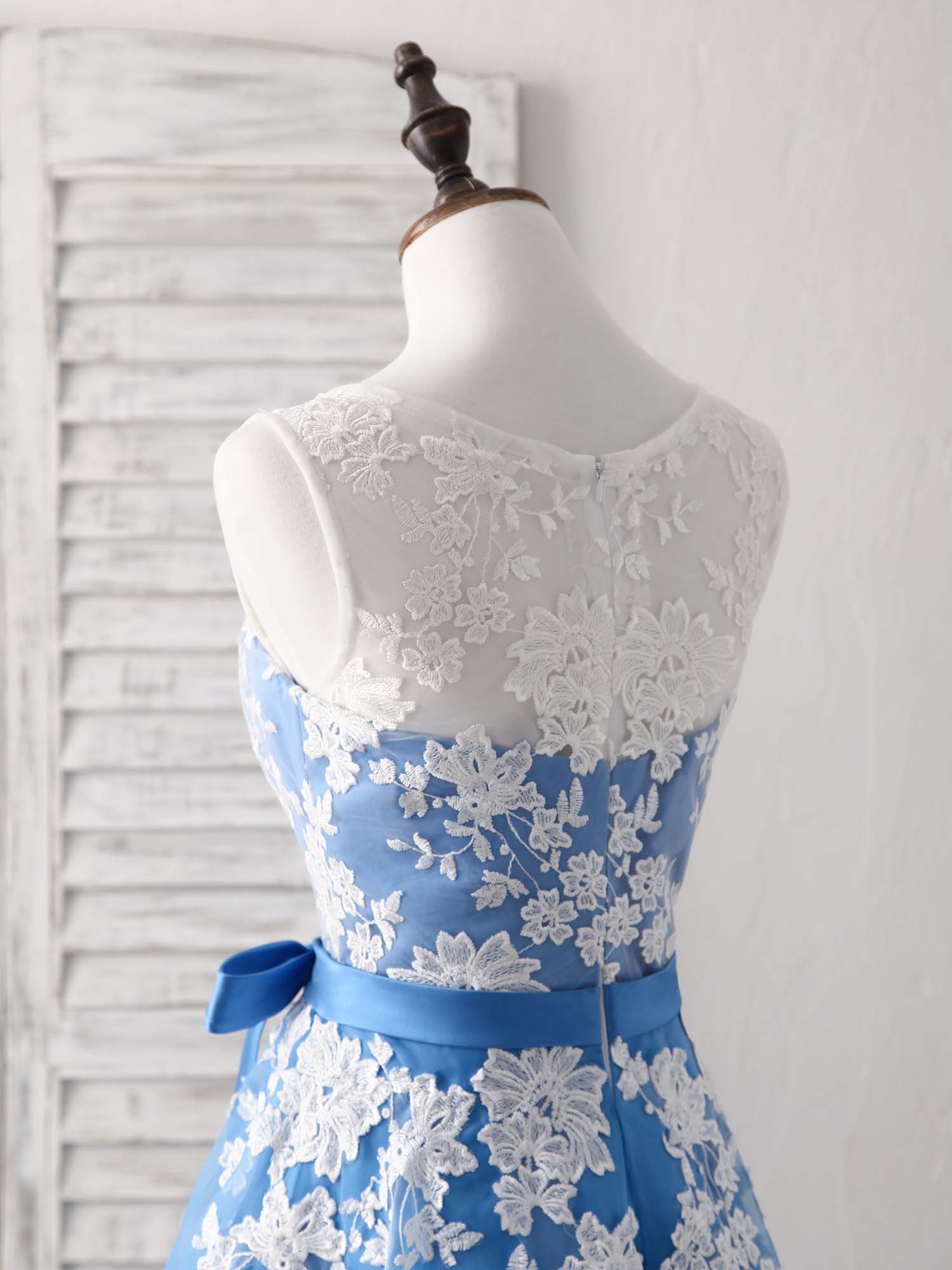 Elegant Blue Round Neck Tulle Lace Applique Tea Length Bridesmaid Prom Dress