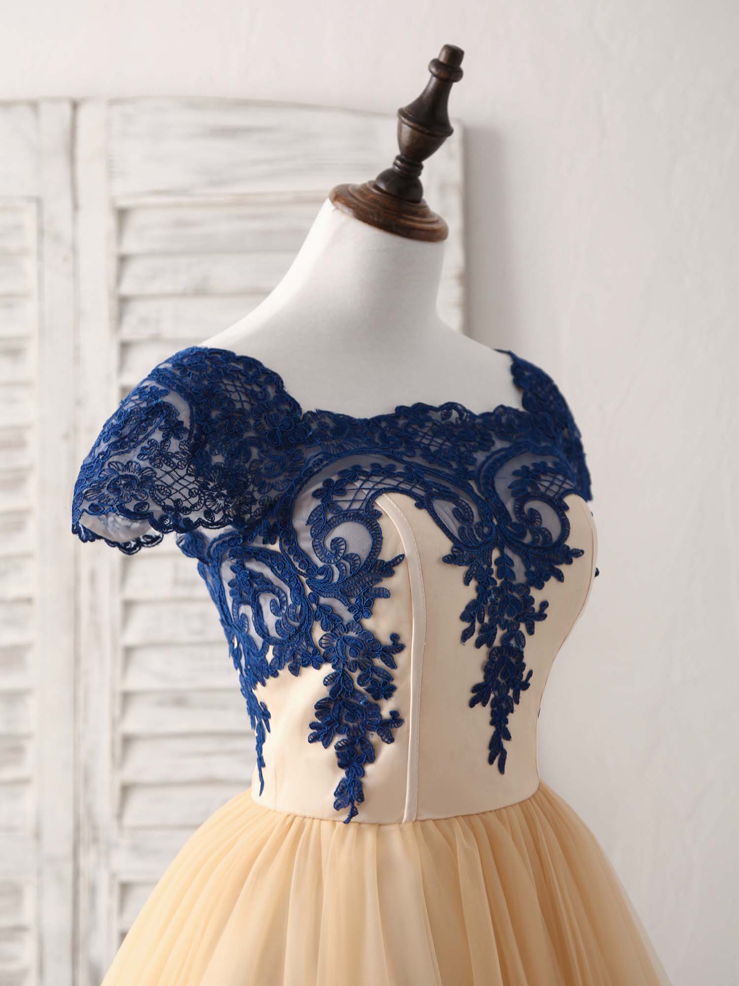 Elegant Champagne Tulle Lace Applique Short Prom Dress Bridesmaid Gown