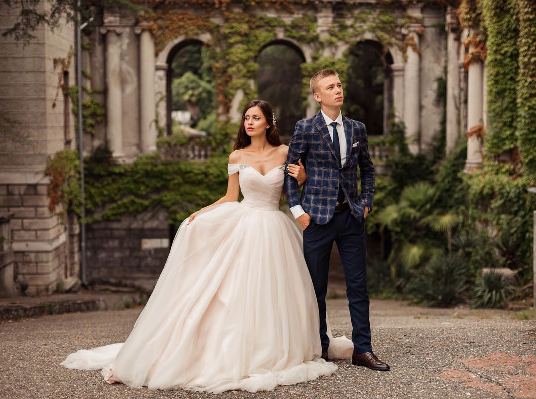 Elegant Off-Shoulder Tulle A-Line Wedding Dress with Chapel Train