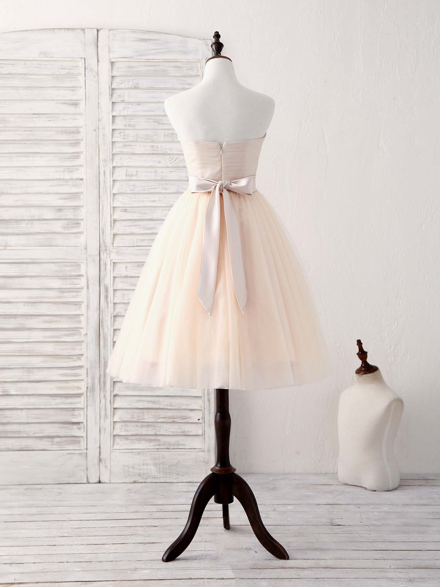 Elegant Sweetheart Tulle Short Prom Dress: Champagne Bridesmaid Gown for Special Occasions