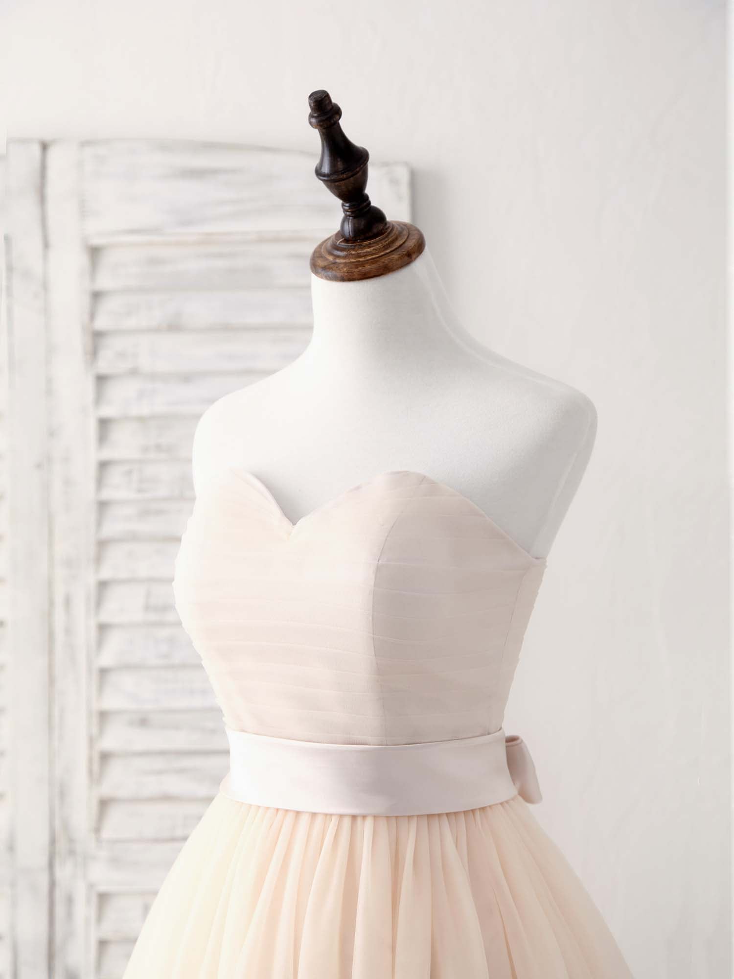 Elegant Sweetheart Tulle Short Prom Dress: Champagne Bridesmaid Gown for Special Occasions