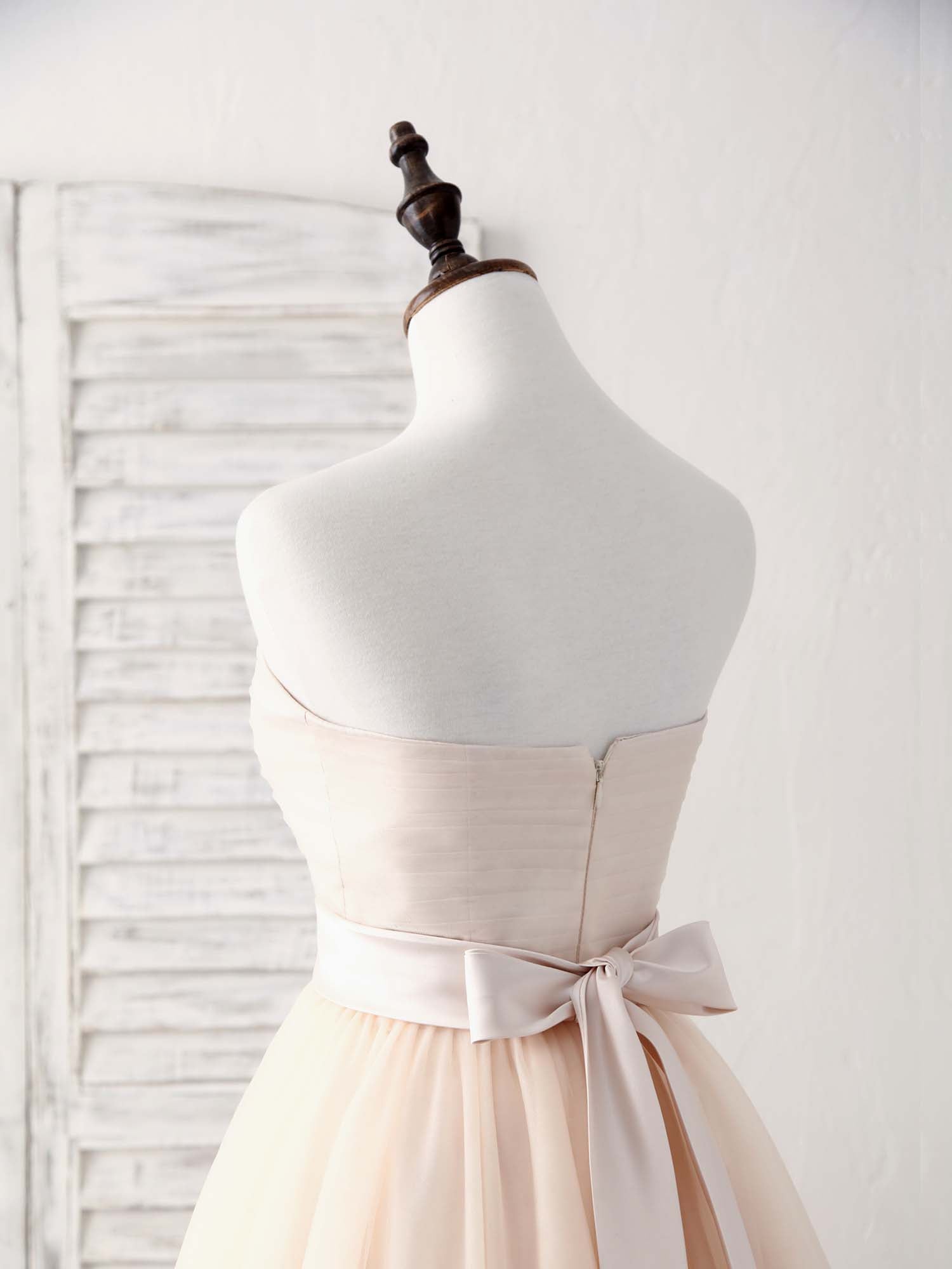 Elegant Sweetheart Tulle Short Prom Dress: Champagne Bridesmaid Gown for Special Occasions