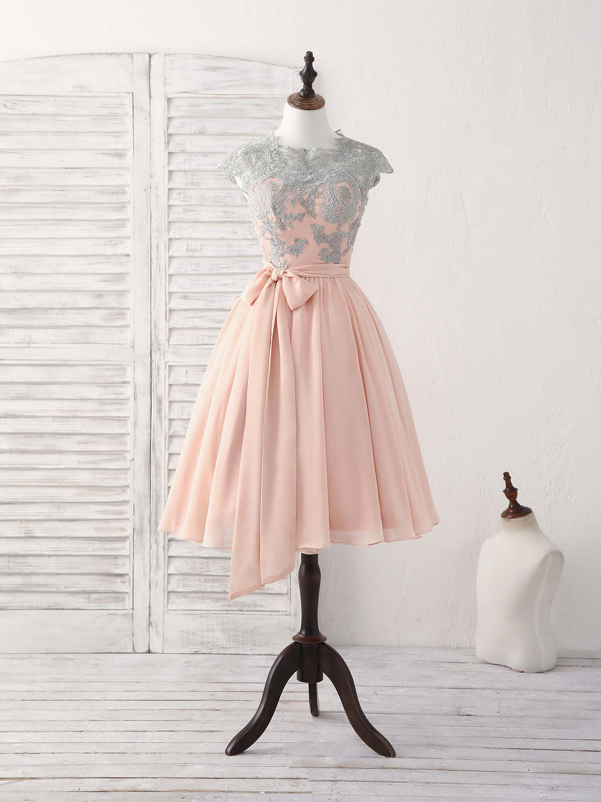 Elegant Lace Applique Short Pink Prom Dress for Bridesmaids with Sweetheart Neckline