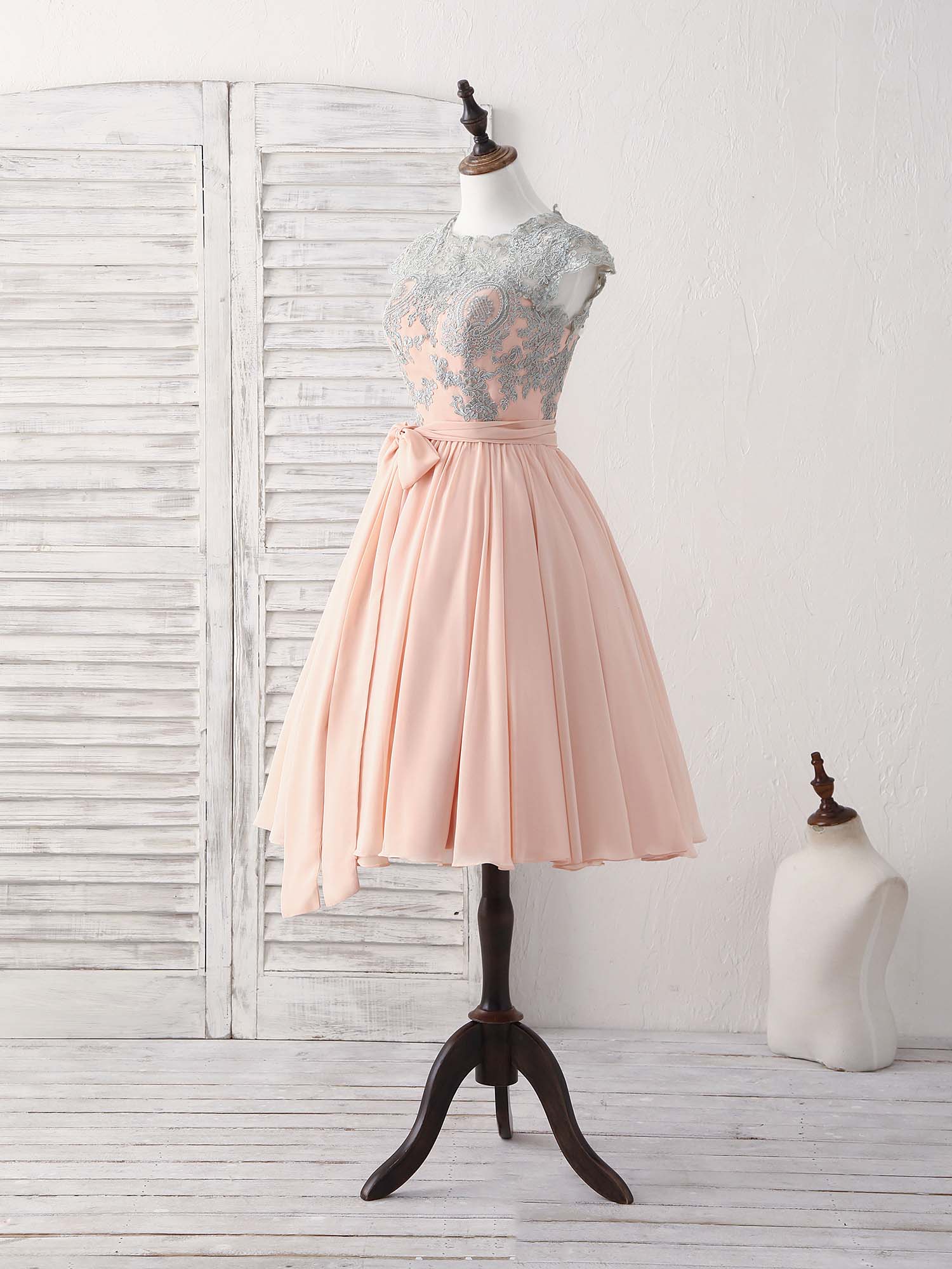 Elegant Lace Applique Short Pink Prom Dress for Bridesmaids with Sweetheart Neckline