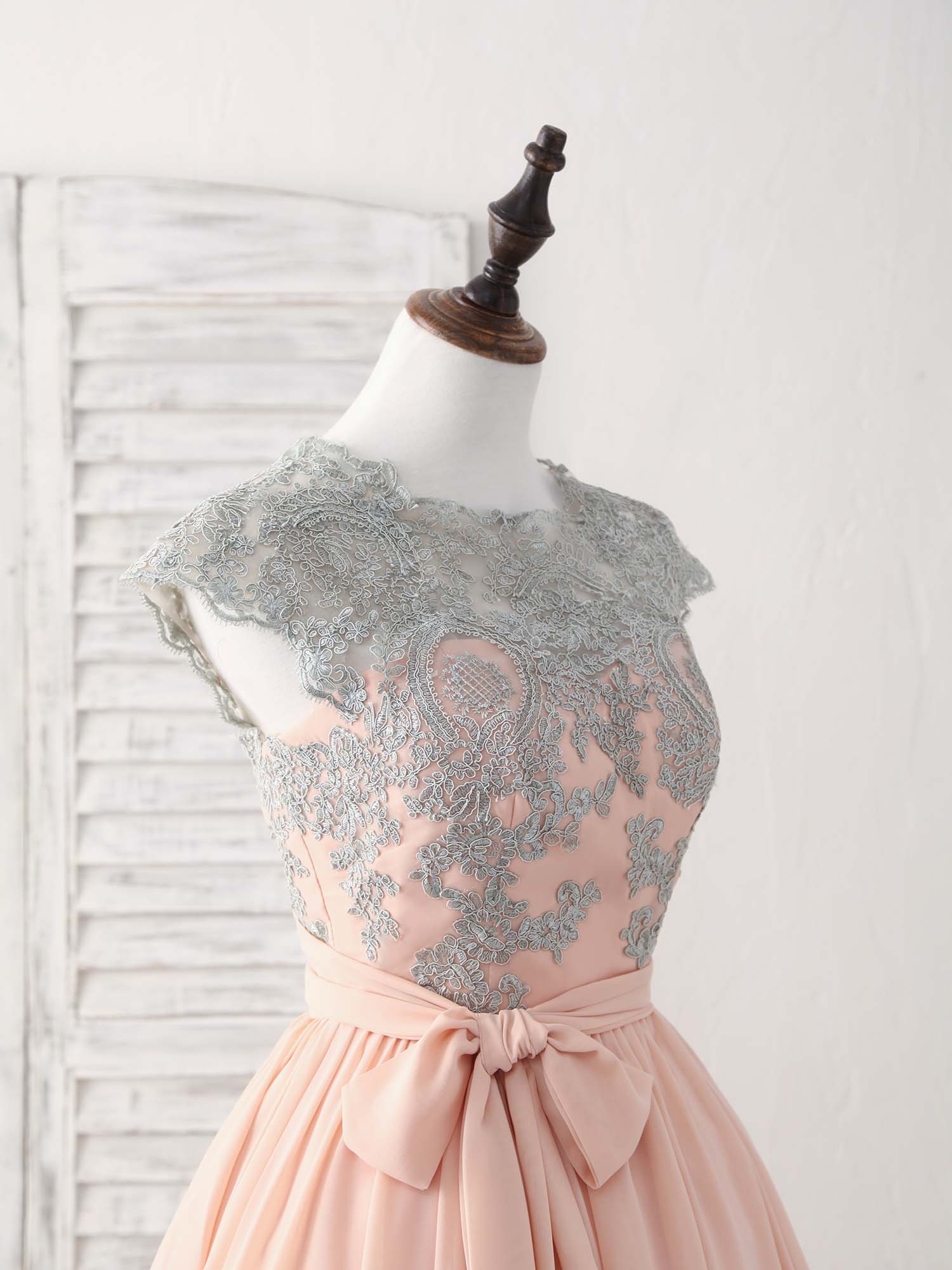Elegant Lace Applique Short Pink Prom Dress for Bridesmaids with Sweetheart Neckline