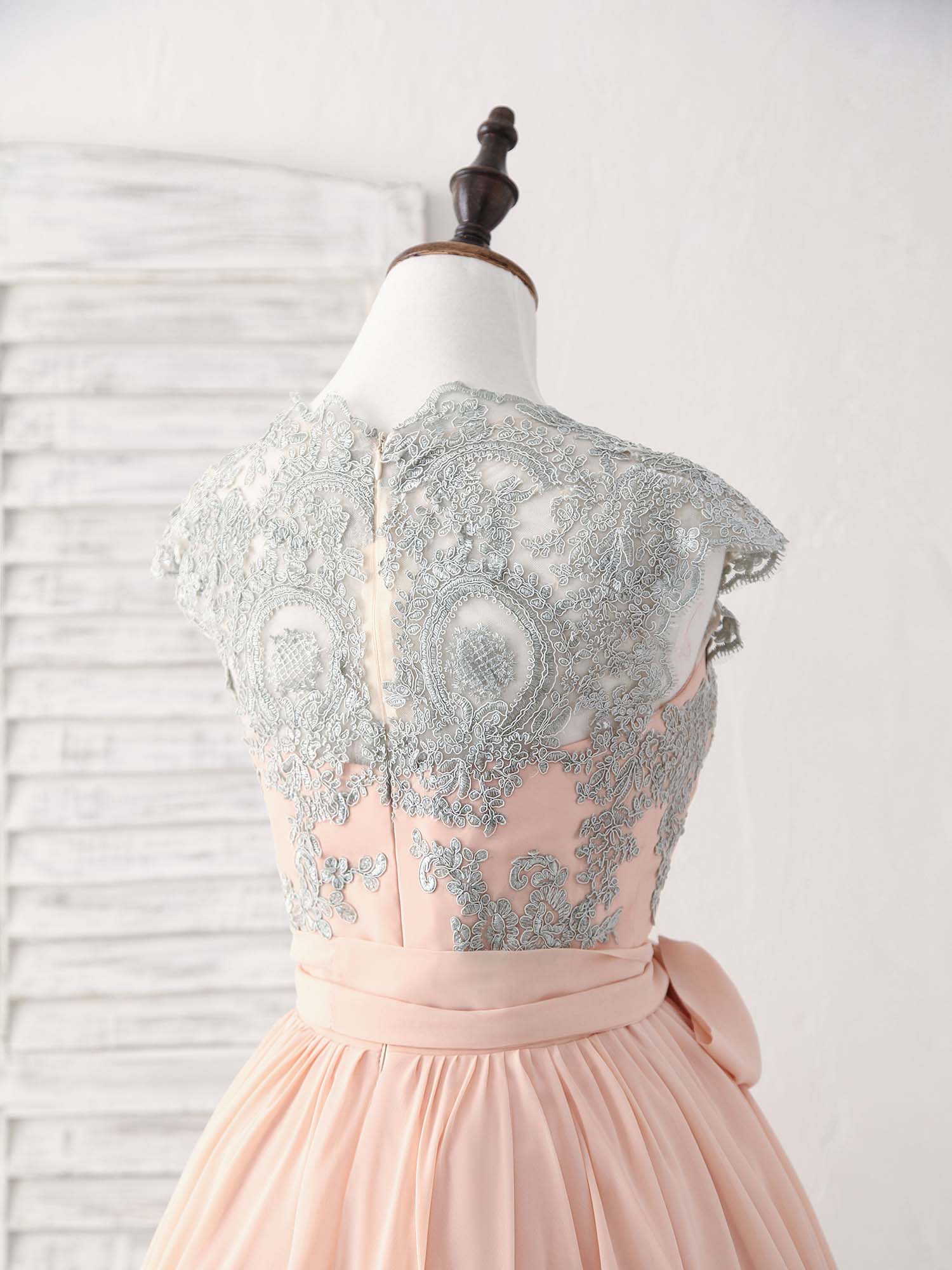 Elegant Lace Applique Short Pink Prom Dress for Bridesmaids with Sweetheart Neckline