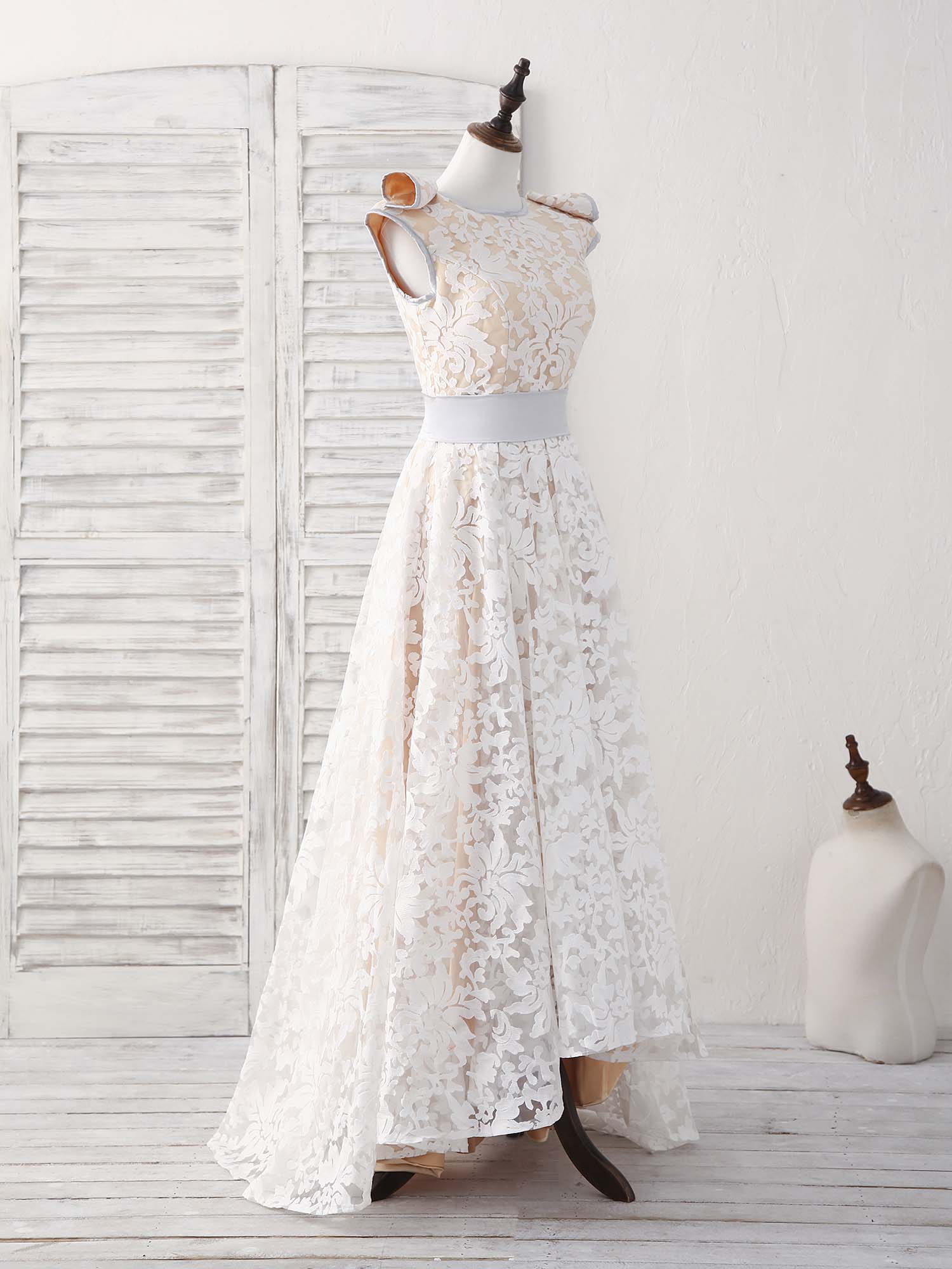 Elegant White Lace High-Low Prom Bridesmaid Dress - Round Neck Formal Gown Elegant White Lace High-Low Prom Bridesmaid Dress - Round Neck Formal Gown