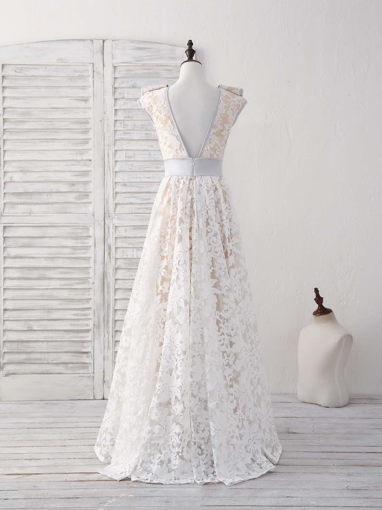 Elegant White Lace High-Low Prom Bridesmaid Dress - Round Neck Formal Gown Elegant White Lace High-Low Prom Bridesmaid Dress - Round Neck Formal Gown