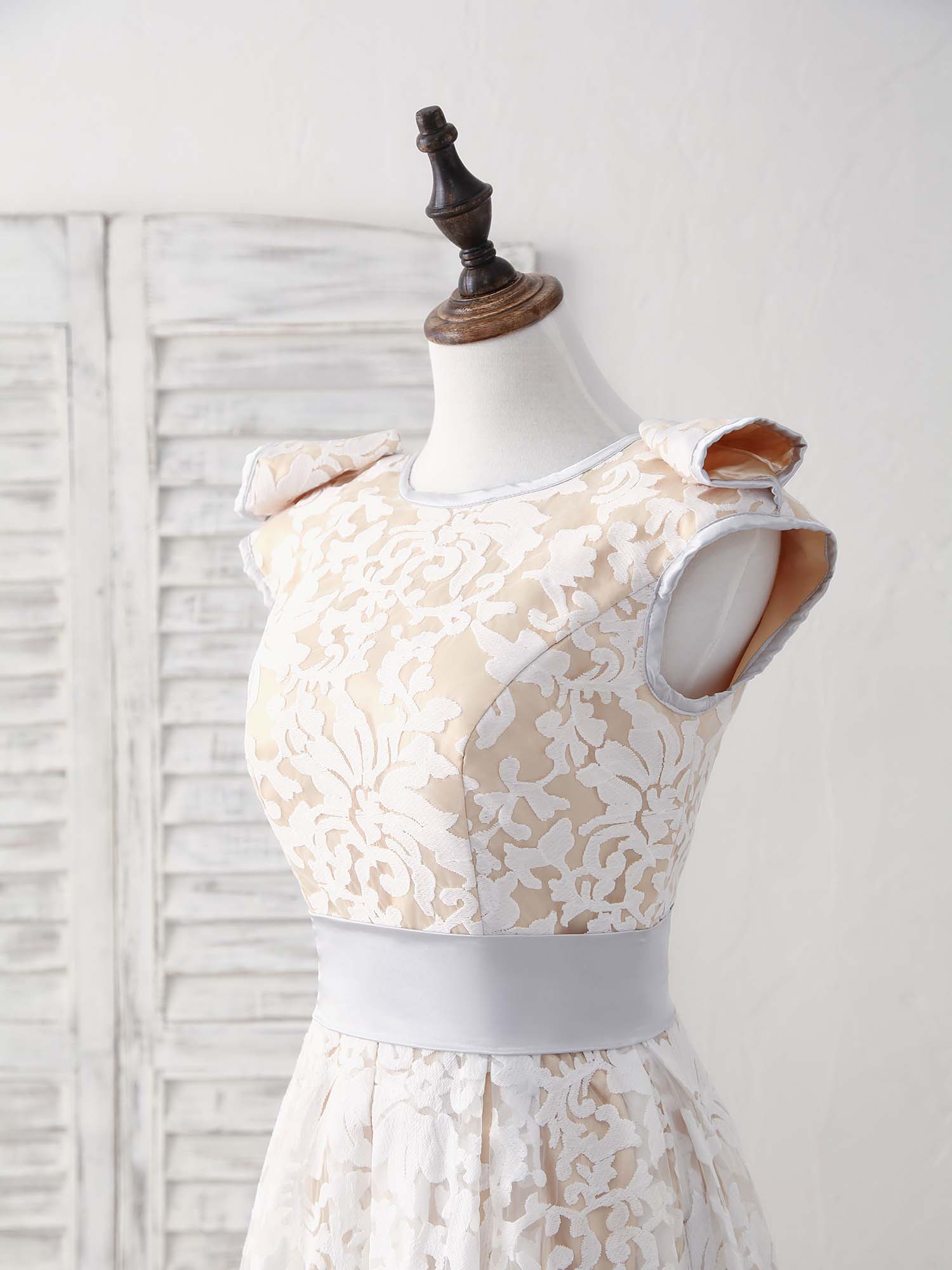 Elegant White Lace High-Low Prom Bridesmaid Dress - Round Neck Formal Gown Elegant White Lace High-Low Prom Bridesmaid Dress - Round Neck Formal Gown