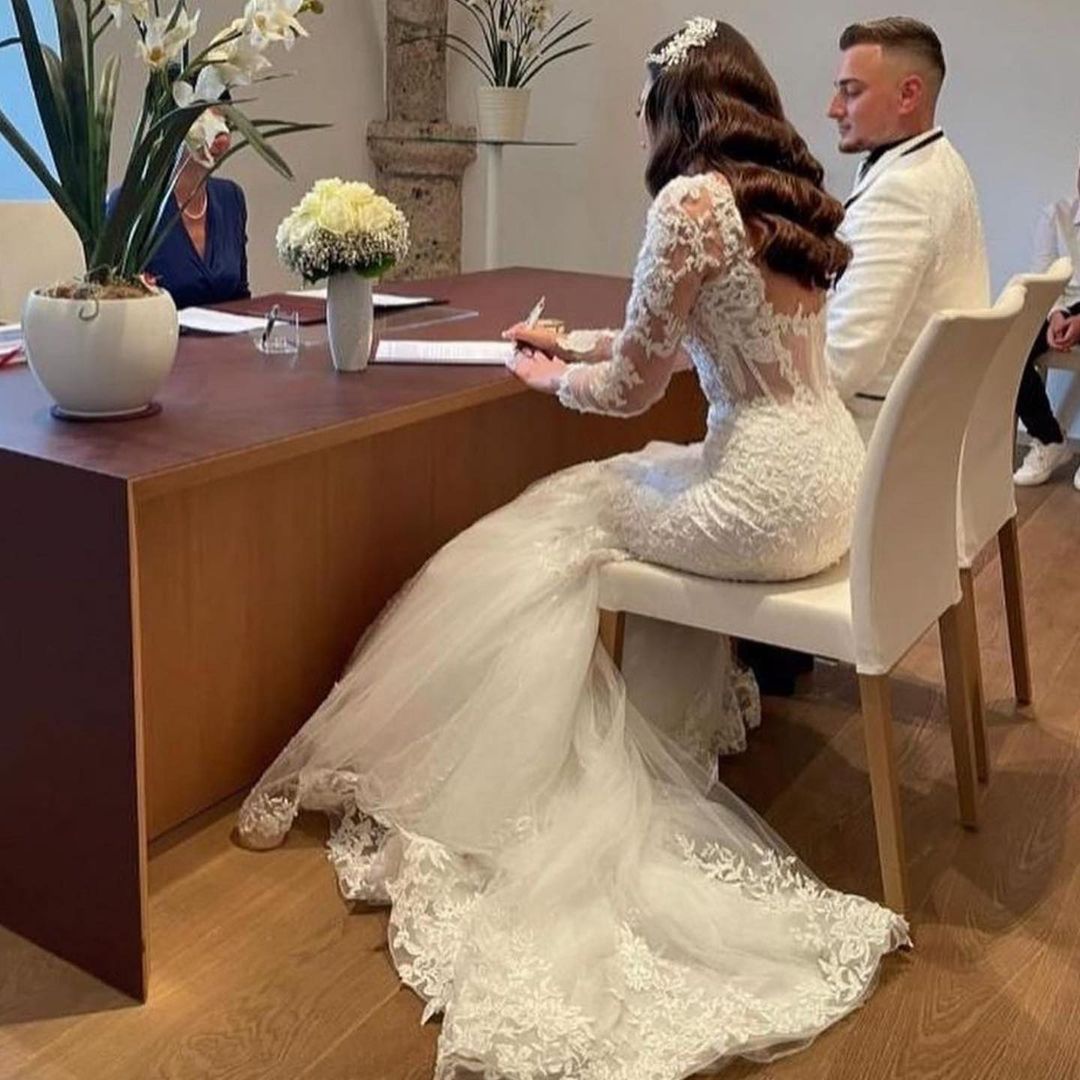 Elegant A-Line Bateau Wedding Dress Floor-Length Tulle with Appliques Lace