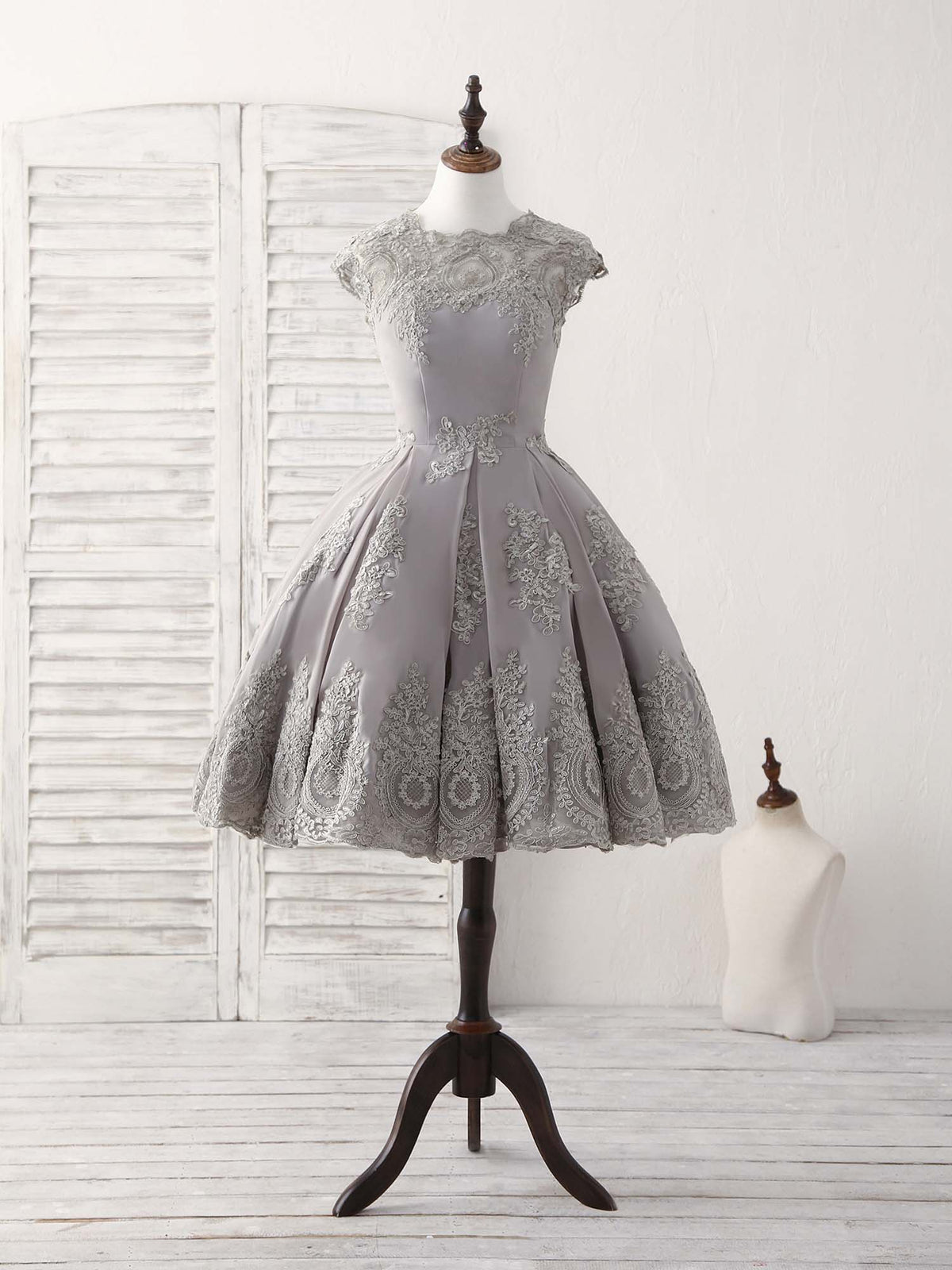 Elegant Gray Round Neck Lace Short Prom Dress for Bridesmaids and Parties
