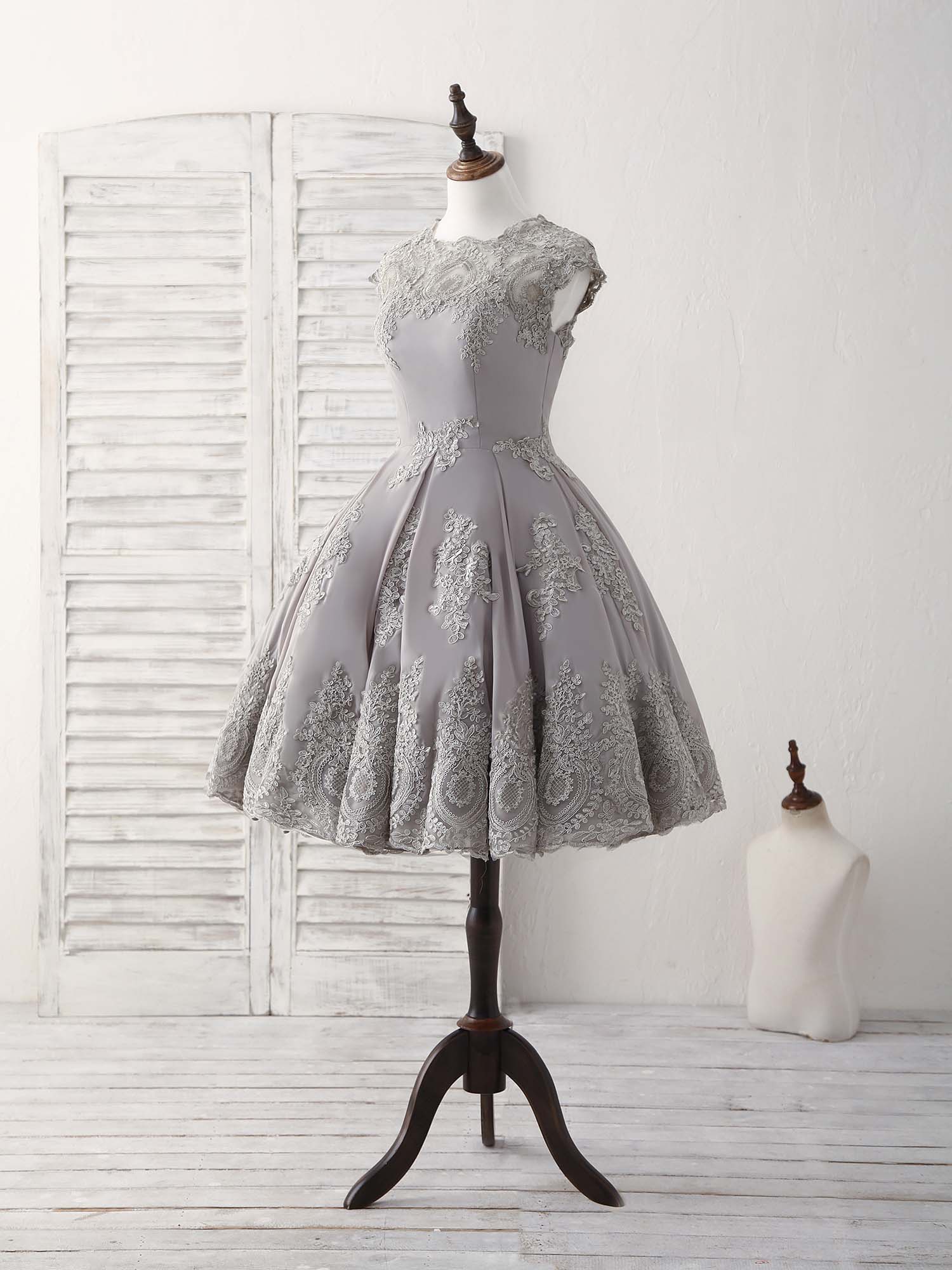 Elegant Gray Round Neck Lace Short Prom Dress for Bridesmaids and Parties