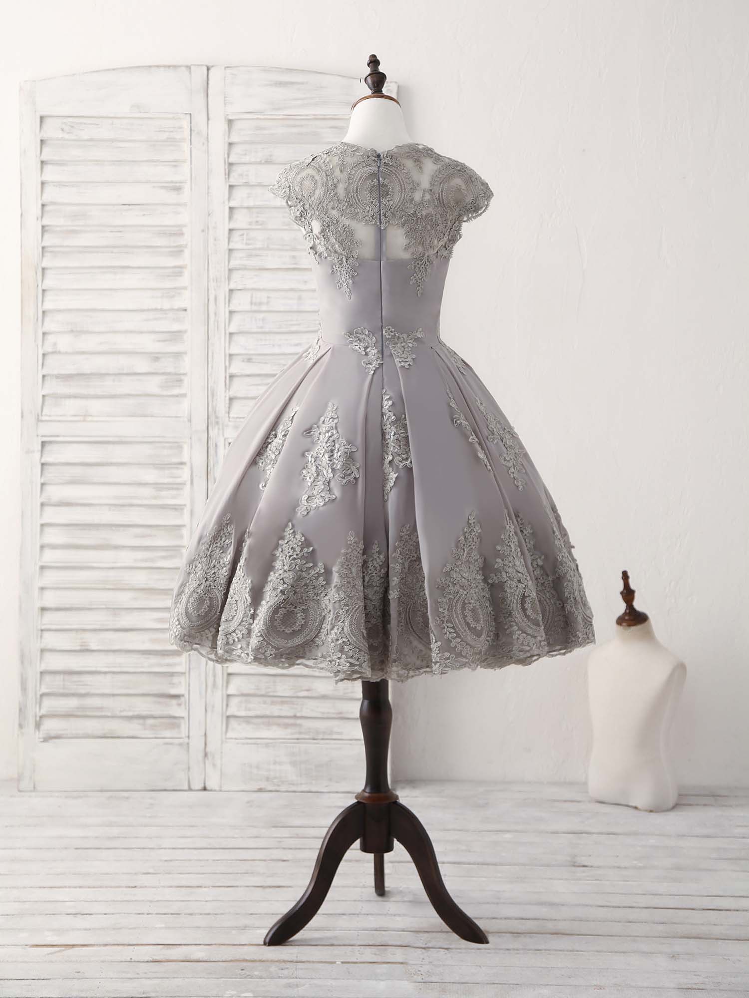 Elegant Gray Round Neck Lace Cap Sleeves Short Prom Dress for Parties Elegant Gray Round Neck Lace Cap Sleeves Short Prom Dress for Parties