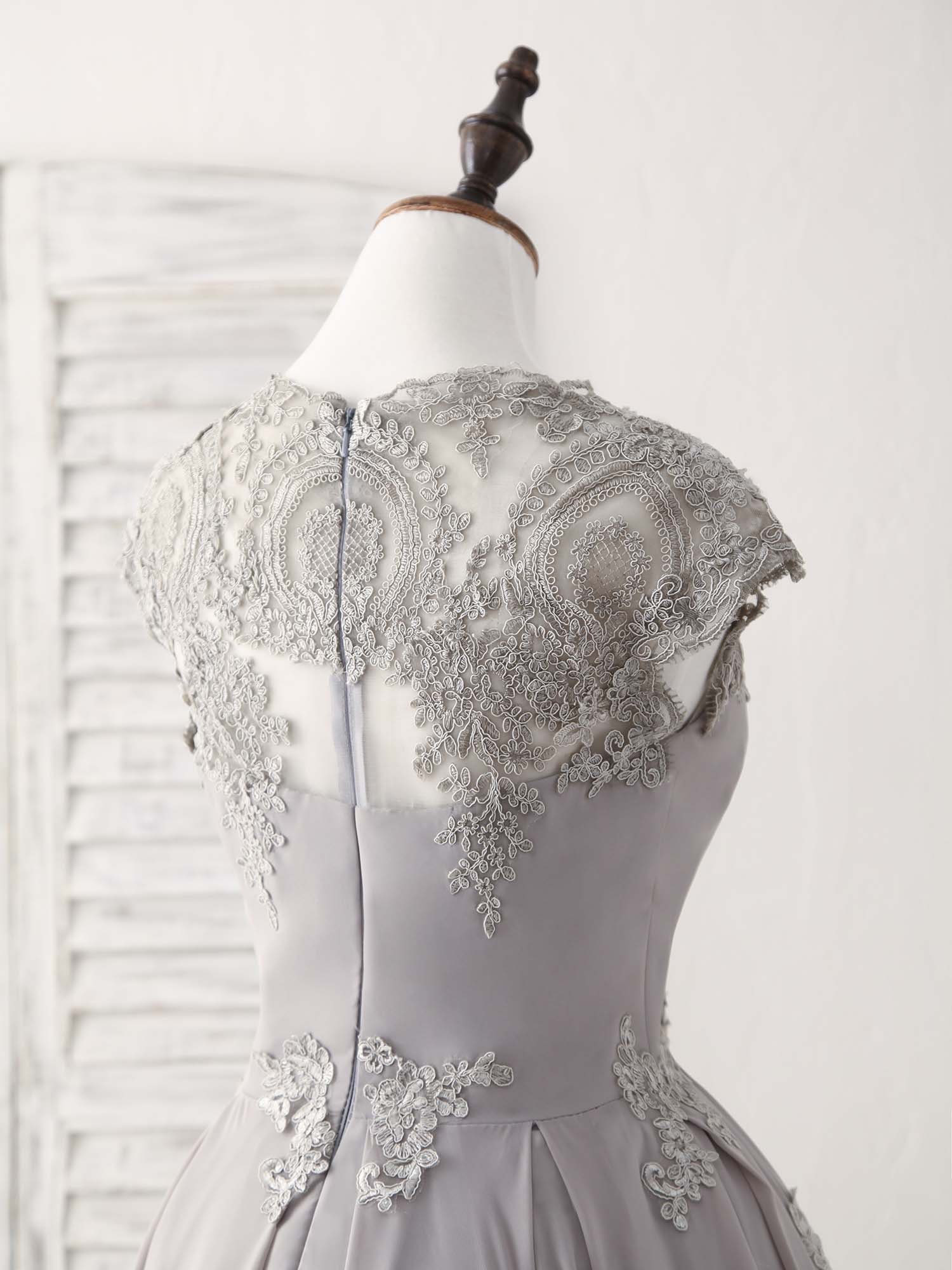 Elegant Gray Round Neck Lace Short Prom Dress for Bridesmaids and Parties