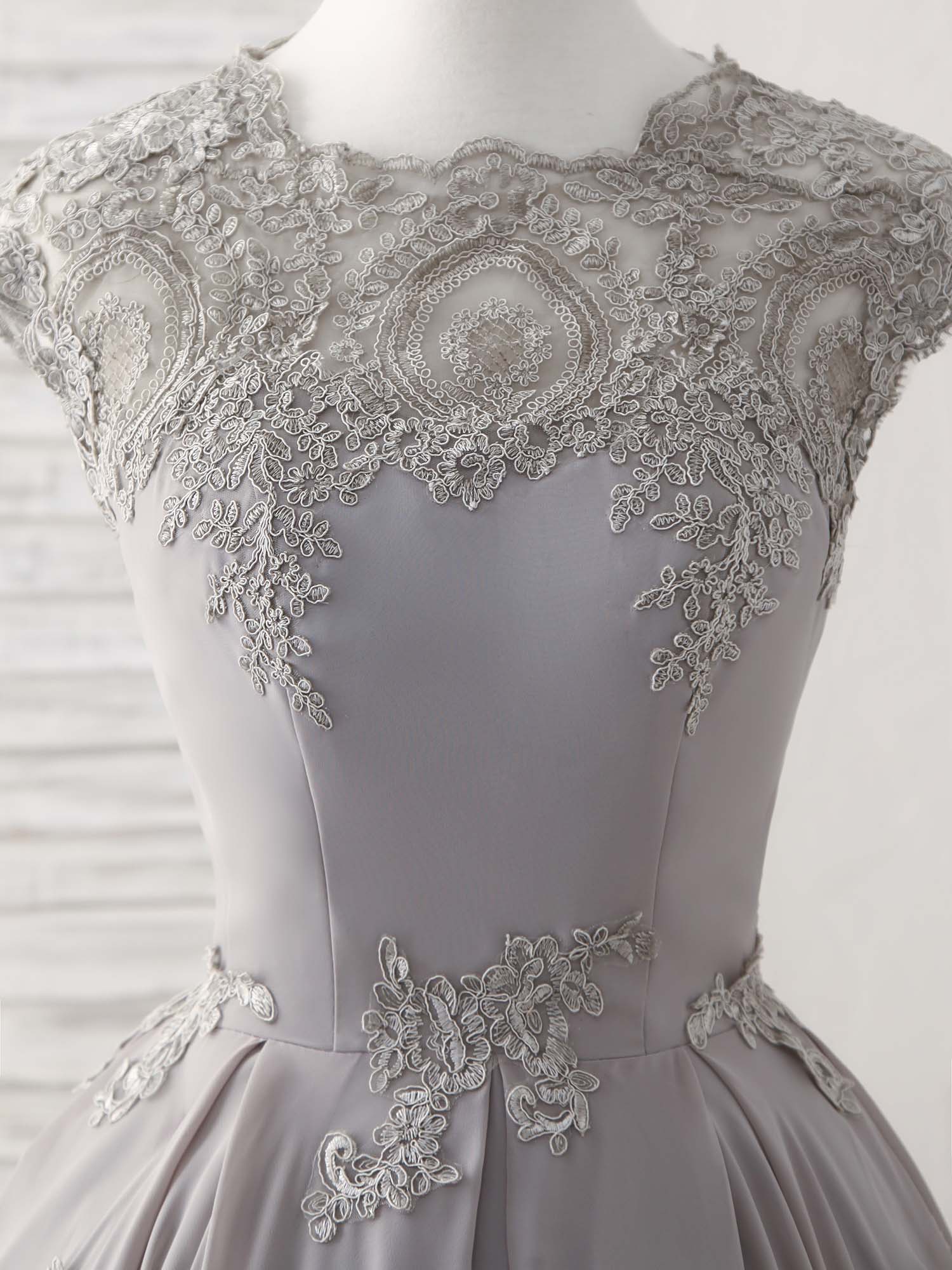 Elegant Gray Round Neck Lace Short Prom Dress for Bridesmaids and Parties