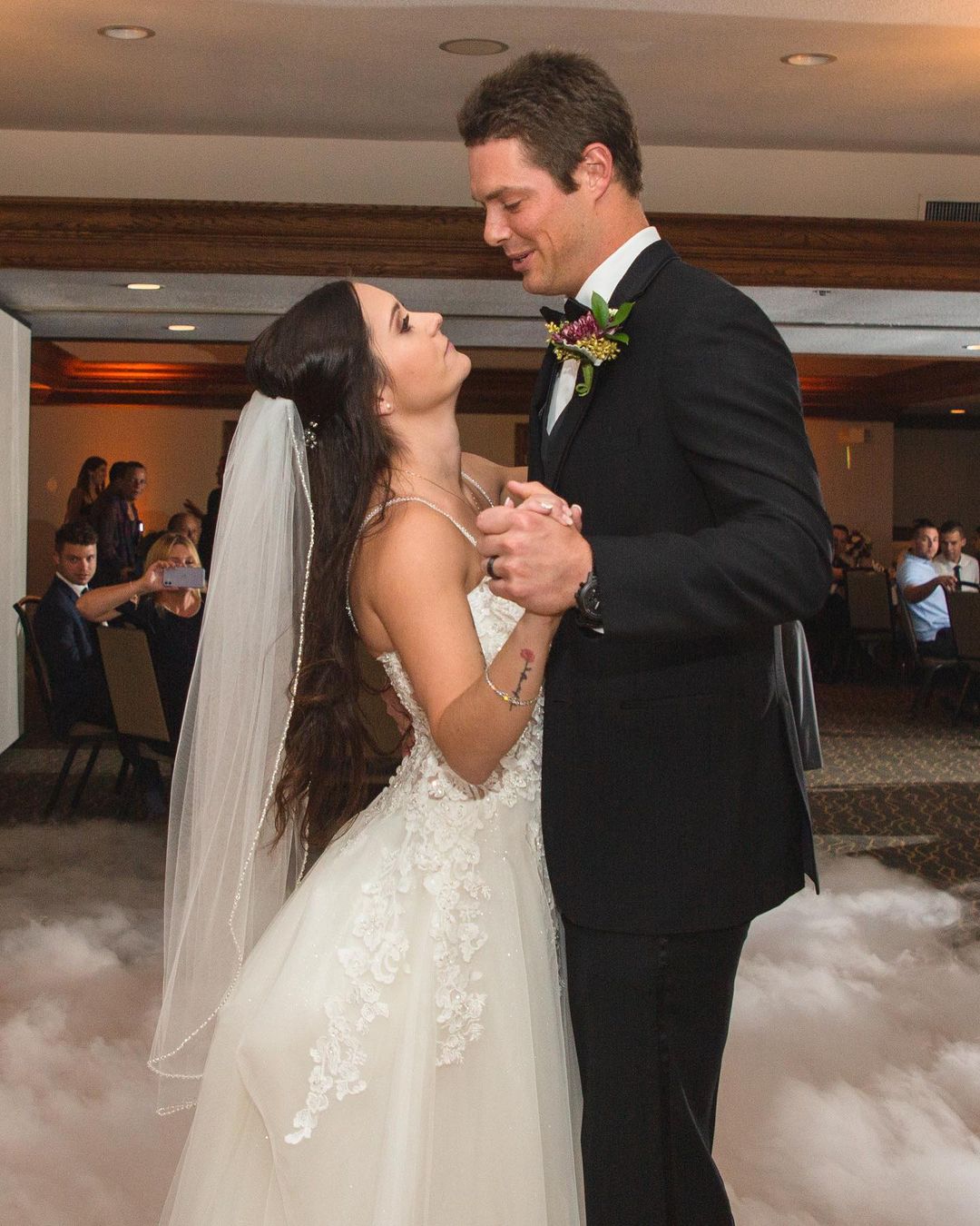Elegant Sleeveless Bateau Neck A-Line Wedding Dress with Lace Appliques