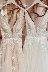 Elegant Sweetheart A-Line V-Neck Backless Wedding Gown with Tulle Lace Appliques