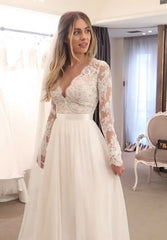 A-Line Princess Long-Sleeve V-Neck Applique Tulle Wedding Dress