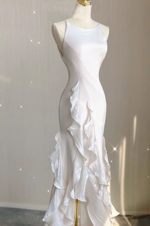 Elegant White Sheath Halter Backless Wedding Dress Perfect for Brides