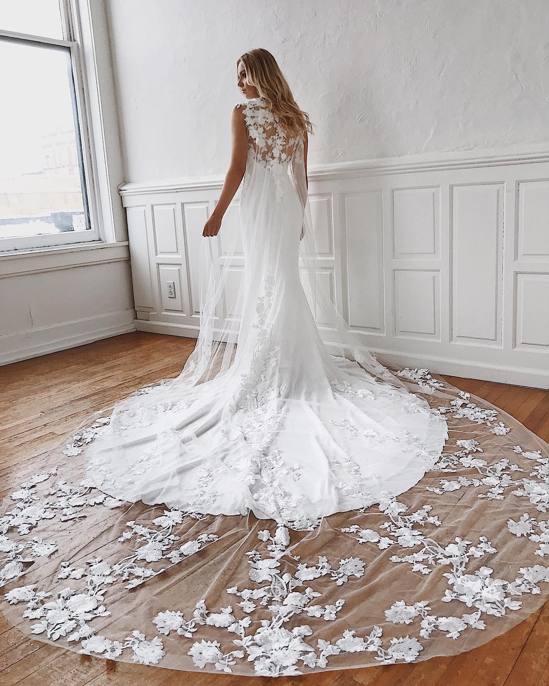 Sleeveless Jewel Lace Appliques Mermaid Wedding Dress for an Elegant Bride