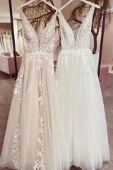 Elegant Sweetheart A-Line V-Neck Backless Wedding Gown with Tulle Lace Appliques