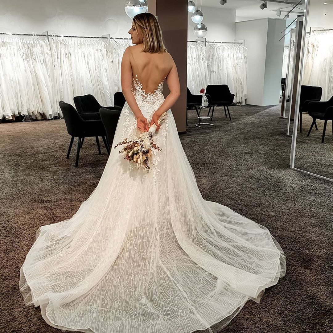 Elegant A-Line Backless Wedding Dress with Tulle Lace Floor Length Gown