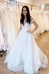 Elegant Off-Shoulder Sweetheart A-Line Wedding Gown with Delicate Lace Appliques and Train