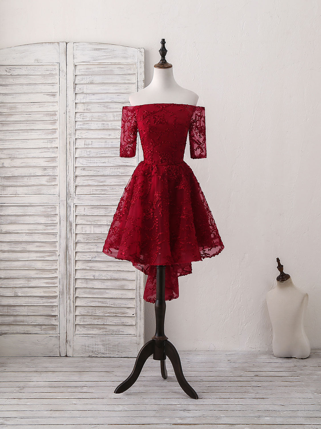Elegant Burgundy Lace Short Prom Dress: Perfect Homecoming and Party Attire