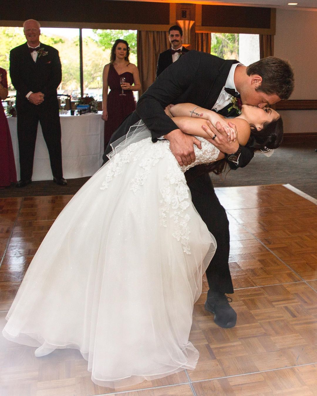 Elegant Sleeveless Bateau Neck A-Line Wedding Dress with Lace Appliques