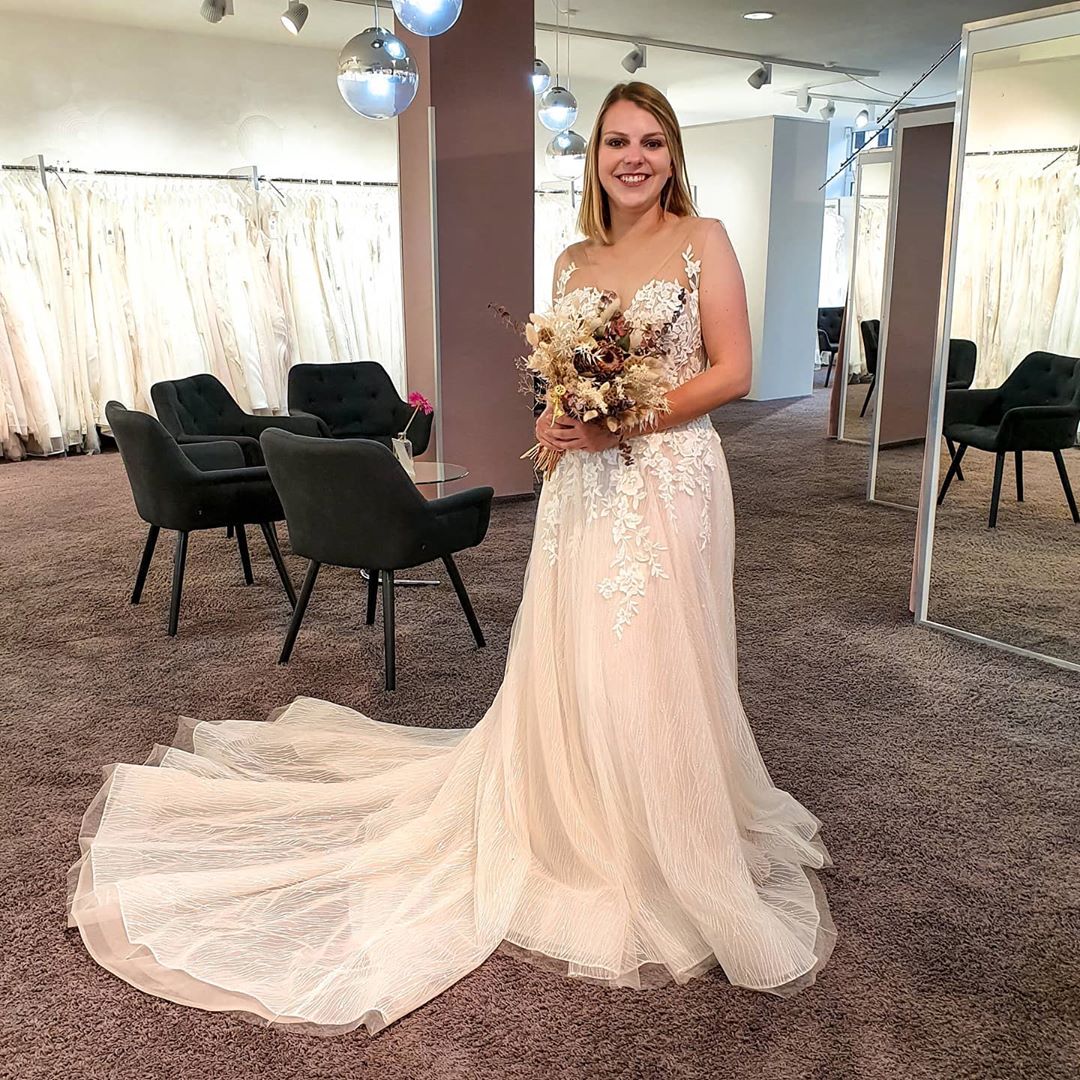 Elegant A-Line Backless Wedding Dress with Tulle Lace Floor Length Gown