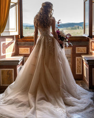 Elegant A-Line Sweetheart Backless Wedding Gown with Tulle and Floral Lace Details