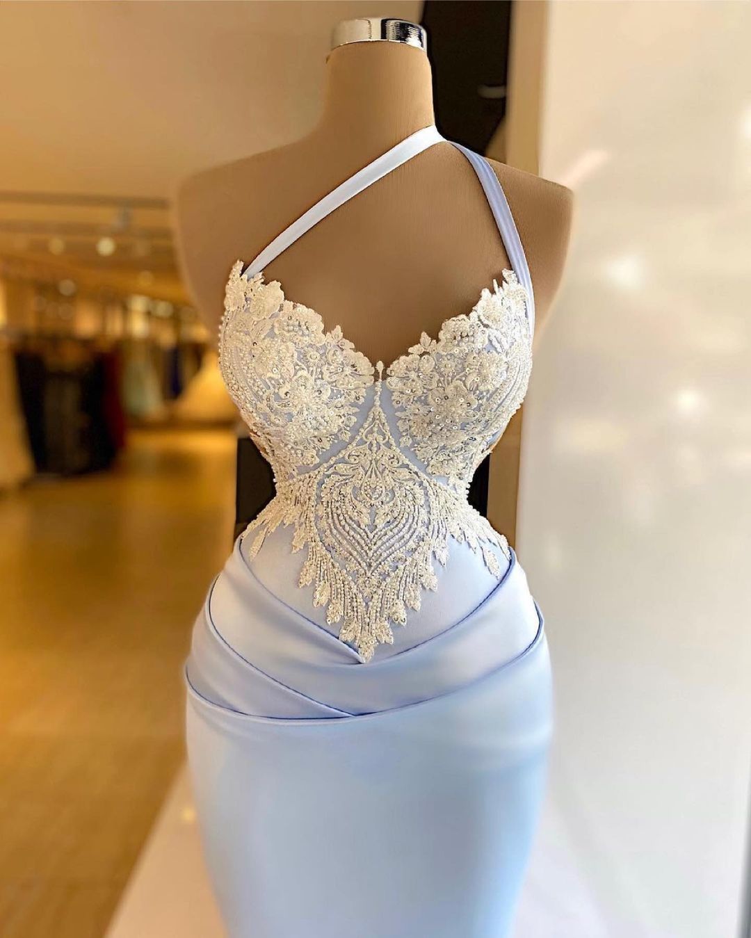 Elegant Sweetheart Mermaid Prom Dress with Delicate Lace Appliques and Floor-Length Hem