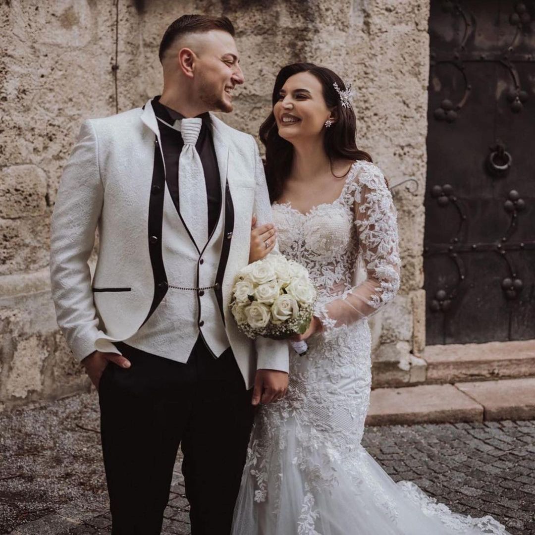 Elegant A-Line Bateau Wedding Dress Floor-Length Tulle with Appliques Lace