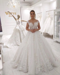 Elegant A-Line Sleeveless Wedding Dress with Lace Appliques and Ruffles