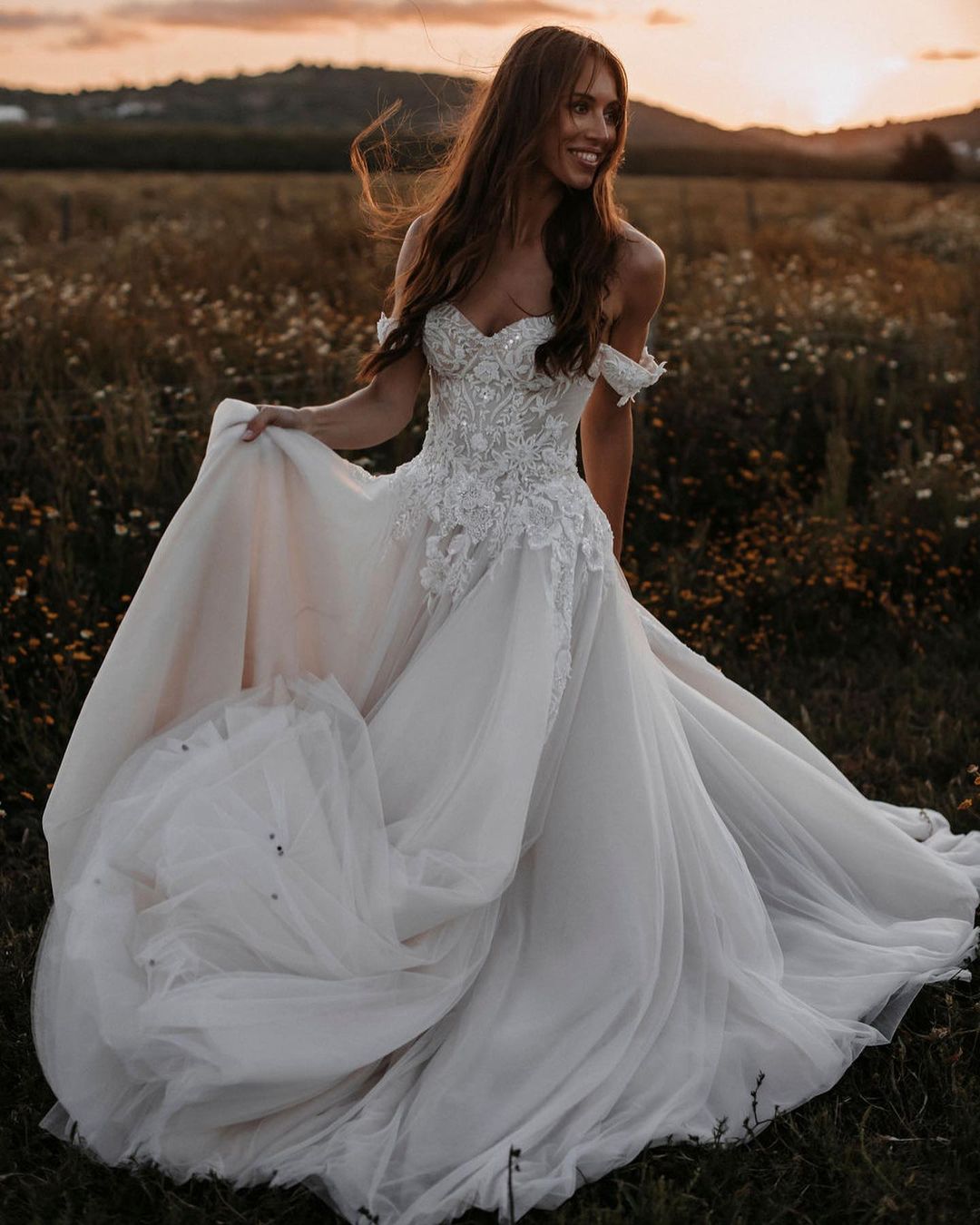 Elegant Off-Shoulder A-Line Tulle Wedding Dress with Delicate Lace Appliques