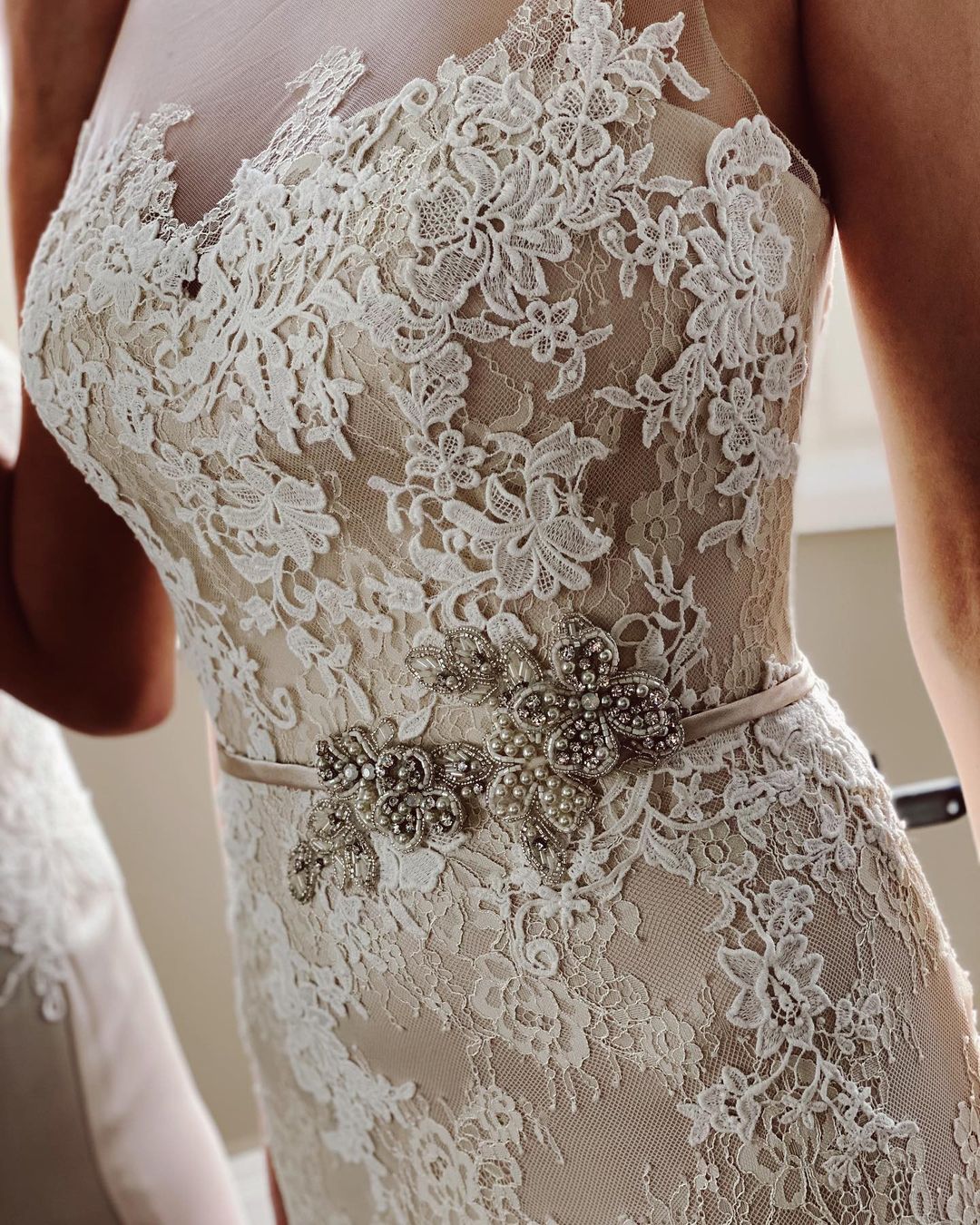 Exquisite Pearl Mermaid Wedding Dress Appliques Lace Sash Bridal Gown
