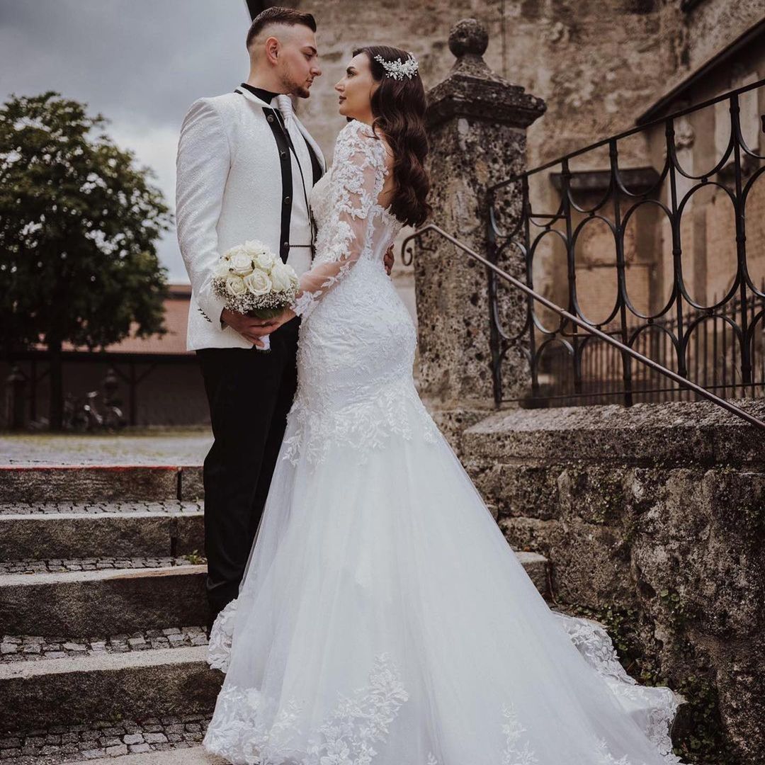 Elegant A-Line Bateau Wedding Dress Floor-Length Tulle with Appliques Lace