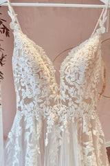 Romantic A-Line Sweetheart Wedding Dress with Lace Appliques and Ruffles