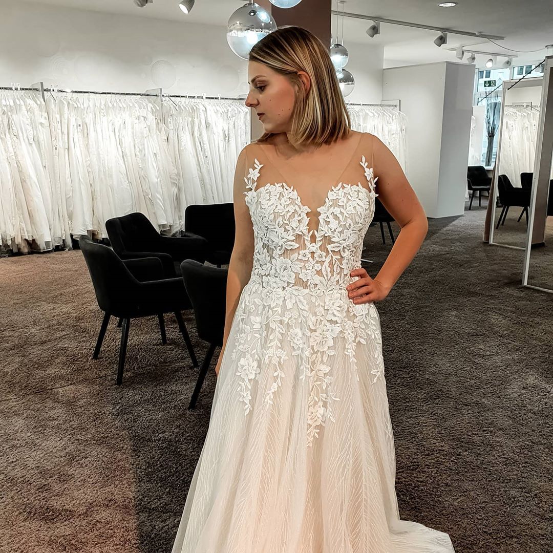 Elegant A-Line Backless Wedding Dress with Tulle Lace Floor Length Gown