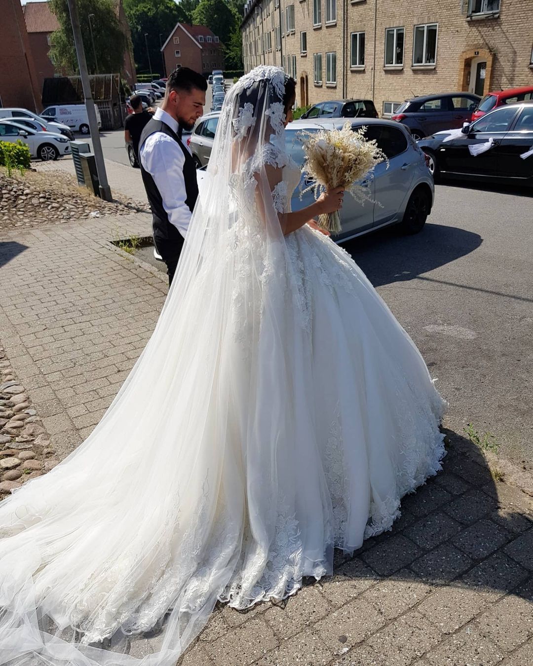 Elegant Off-Shoulder Lace Princess Wedding Dress: Long Chapel Train Bridal Gown