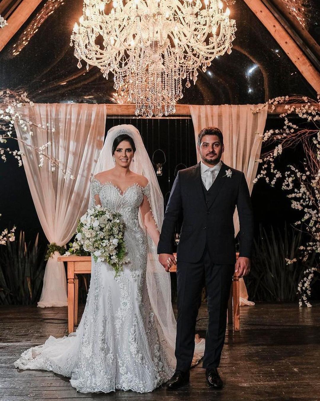 Elegant Off-Shoulder Long Sleeve Mermaid Wedding Gown with Exquisite Lace Appliques
