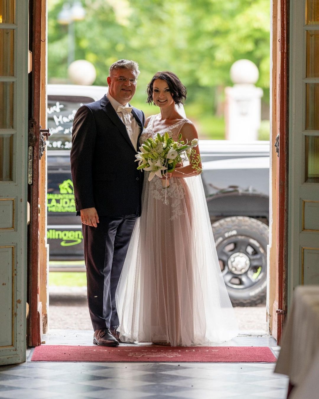 Elegant Deep V-Neck A-Line Wedding Dress with Lace Appliques Tulle