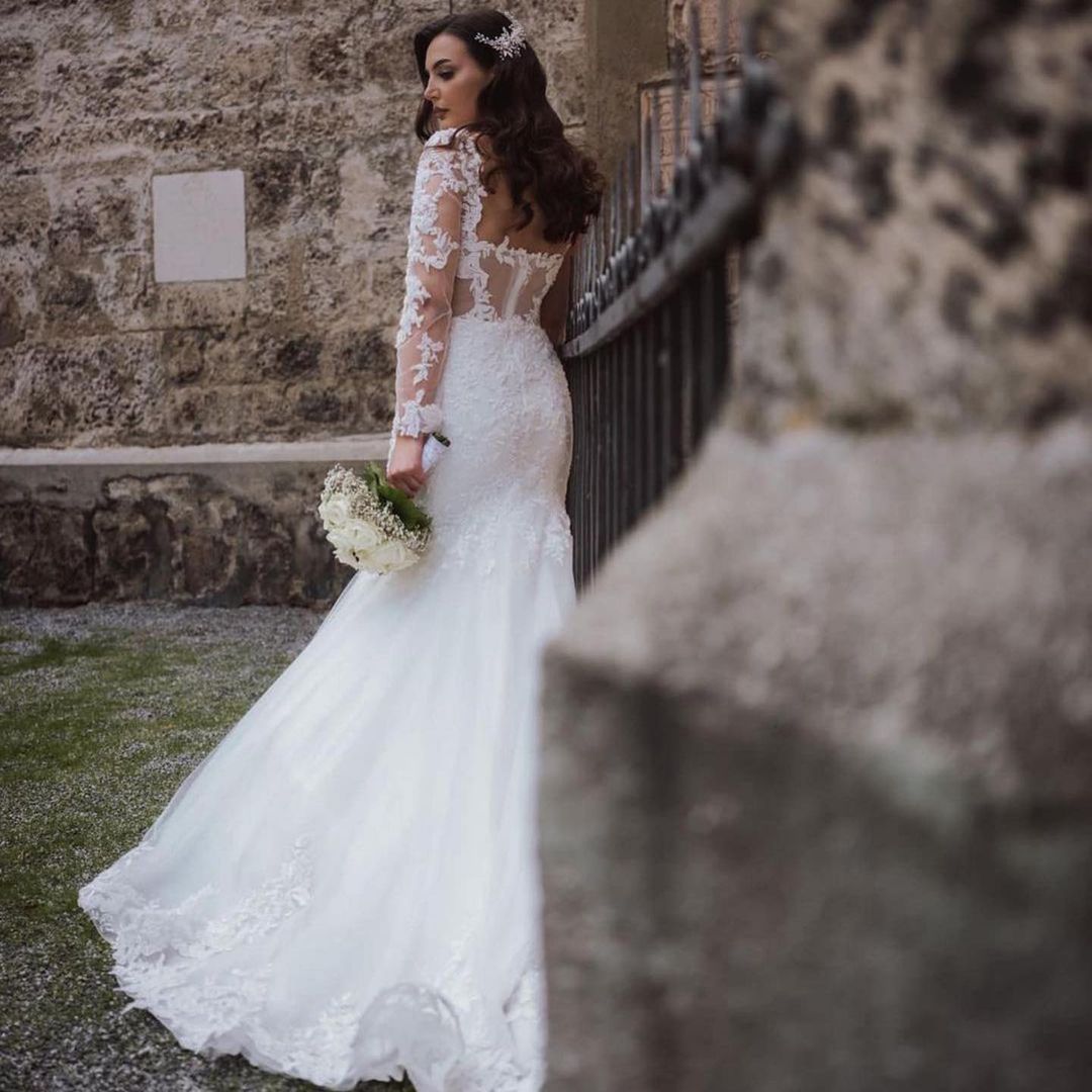Elegant A-Line Bateau Wedding Dress Floor-Length Tulle with Appliques Lace