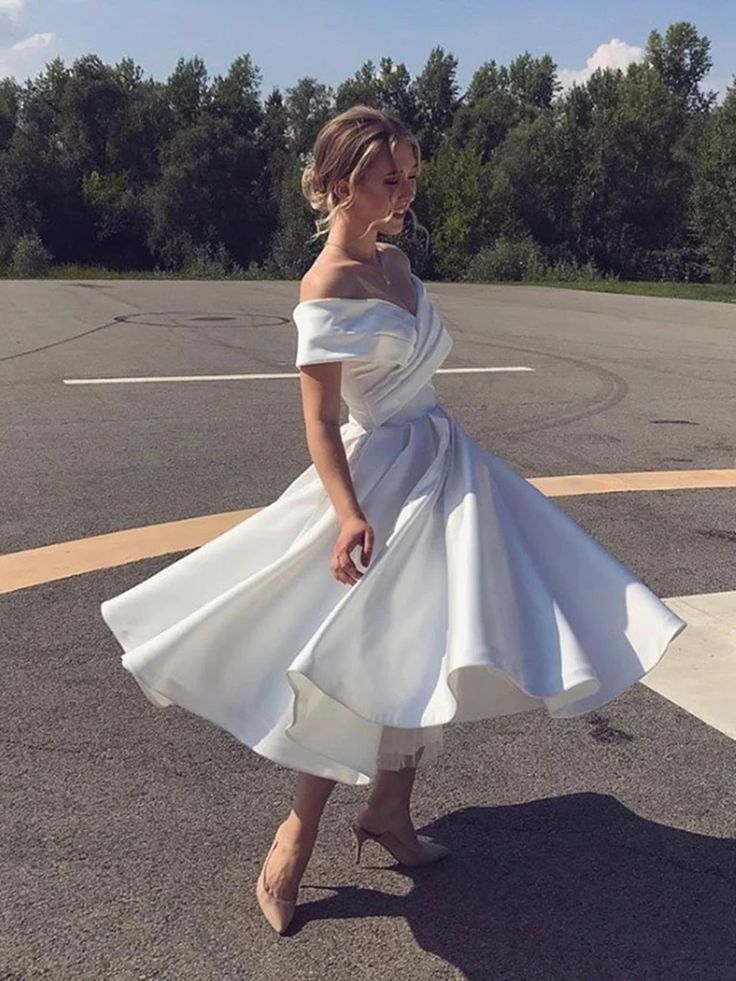 Elegant Sweetheart Backless Princess Wedding Dress with Applique Lace and Tulle